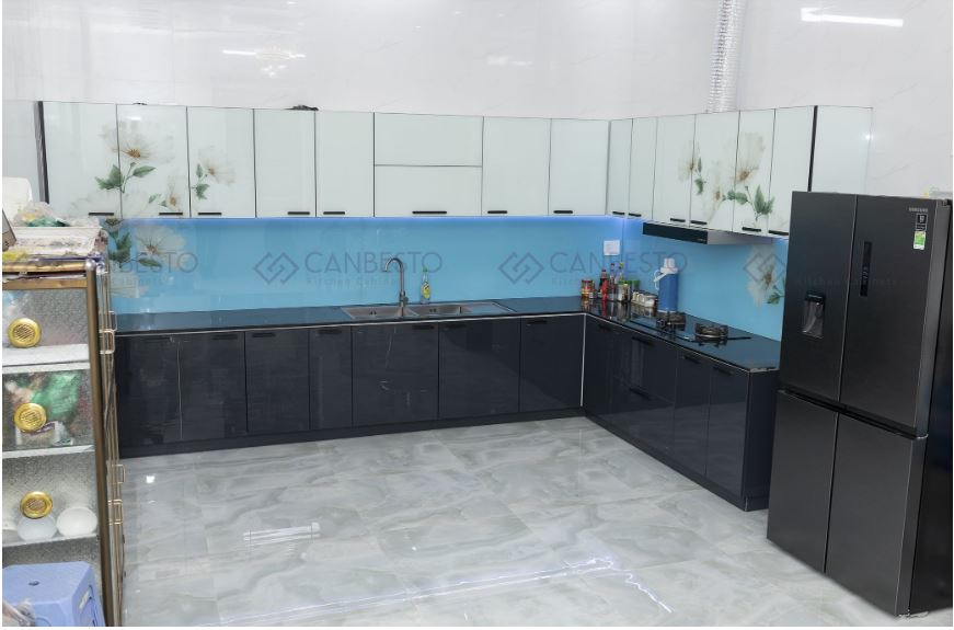 Hướng dẫn lựa chọn tủ bếp nhôm kính phù hợp với không gian nhà bếp lớn và rộng.